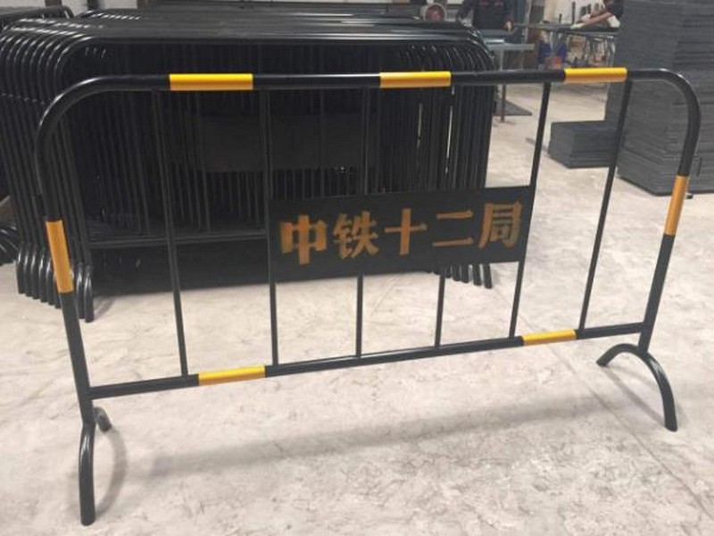 满城黄黑铁马施工护栏